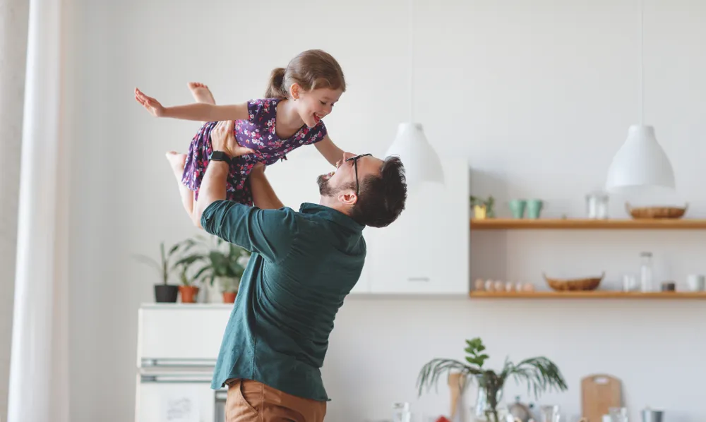 Father's,day.,happy,family,daughter,hugs,his,dad,on,holiday